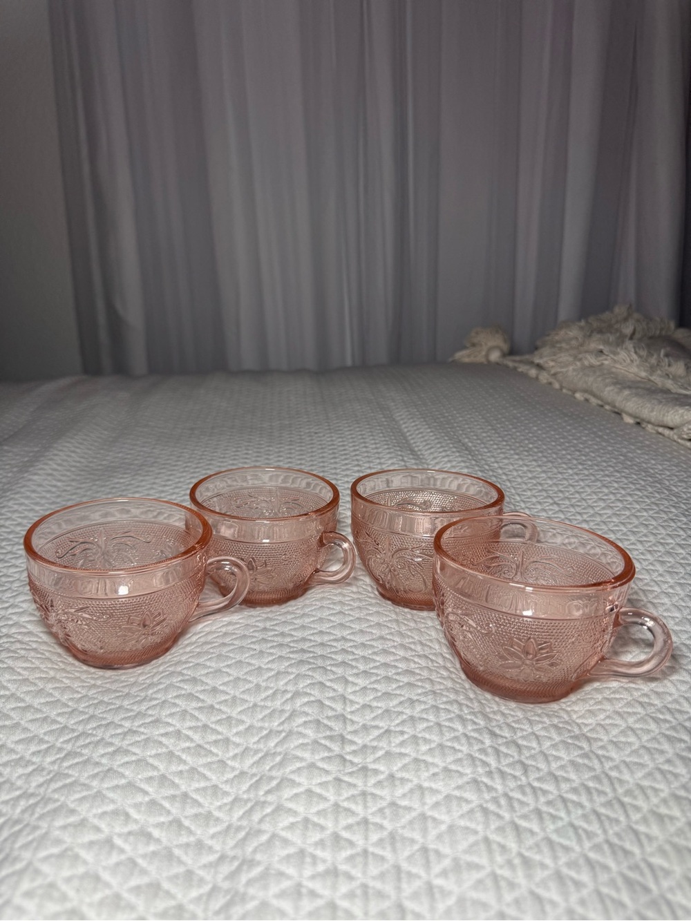 Vintage Tiara Indiana Glass Pink Peach Sandwich Coffee Tea Cups Set of 4 Floral